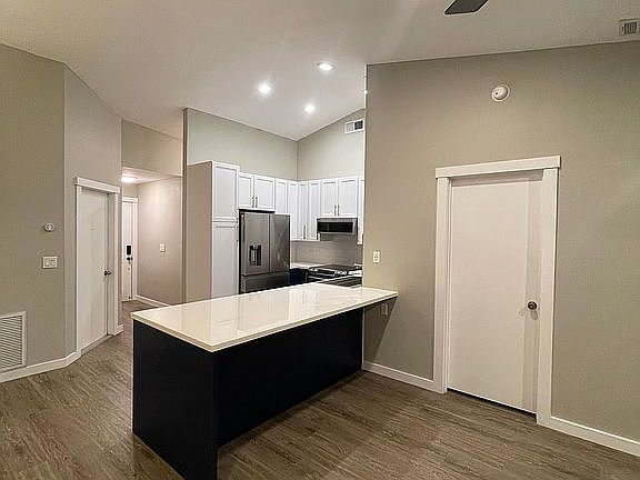 3rd image of 1126 Deer Hollow Pl