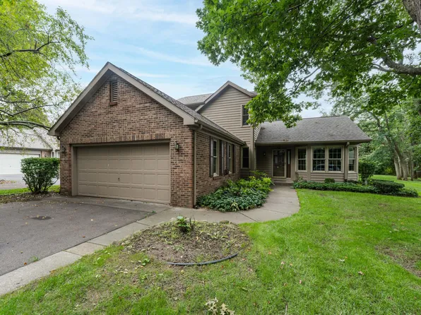 7786 W Saint Andrews Cir, Portage, MI 49024