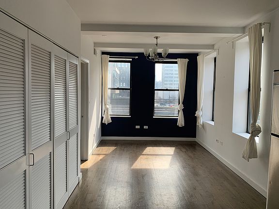 2nd image of 627 W Lake St #306