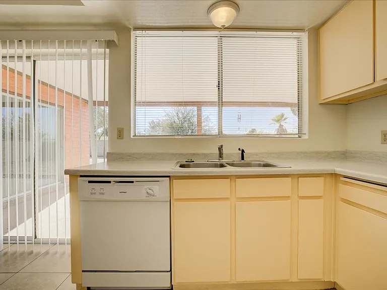 665 N Banff Ave — Photo 14