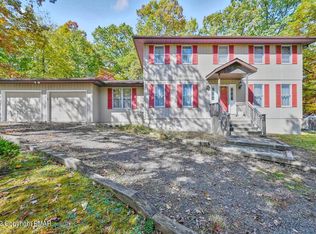 108 Hobbit Dr, Tamiment, PA 18371