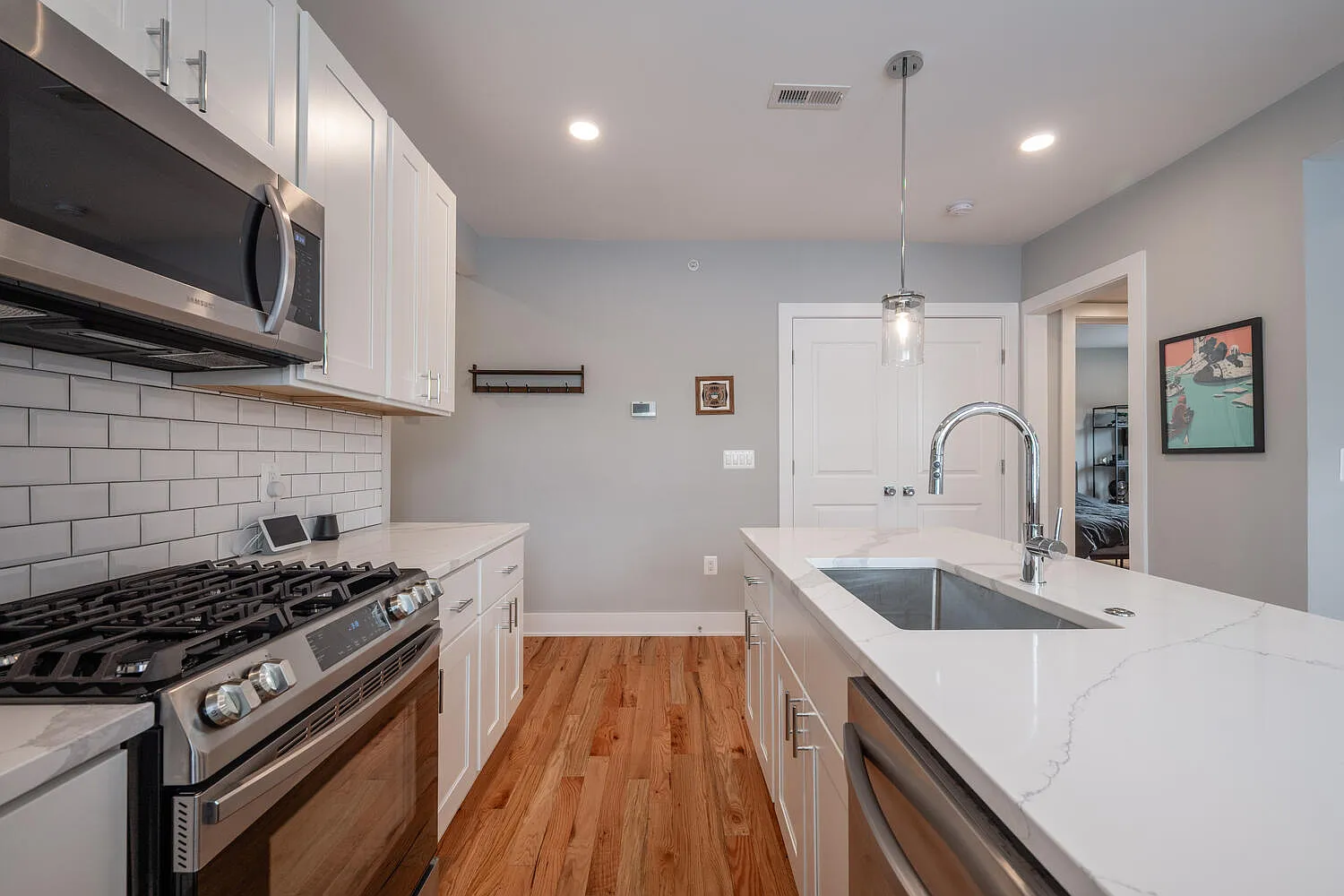 1 bed, 710 sqft, $2,100 — Photo 3