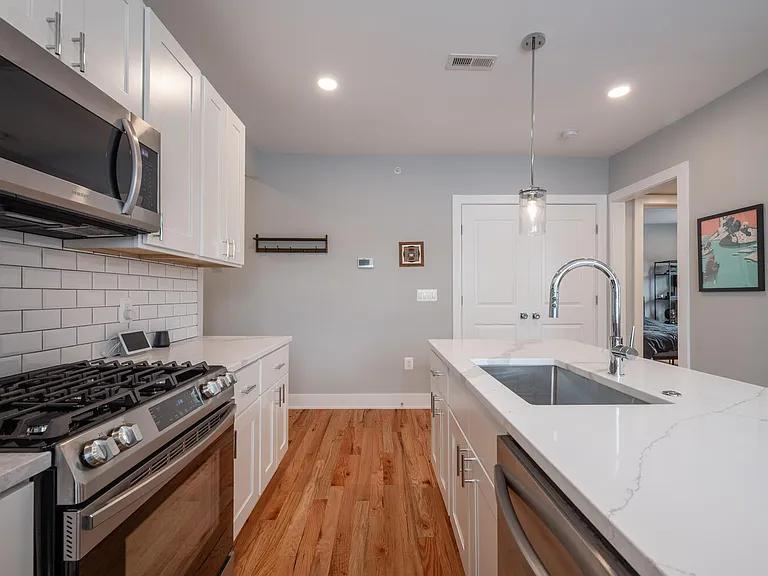 714 11th St NE #302 — Photo 3