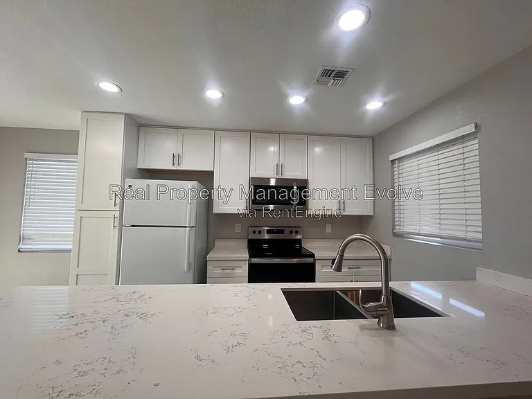 408 W Blackhawk Dr #1 — Photo 7