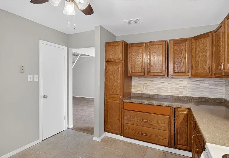 609 Trout St — Photo 12