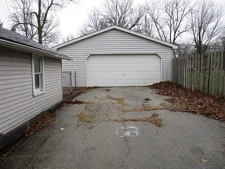 Detached garage