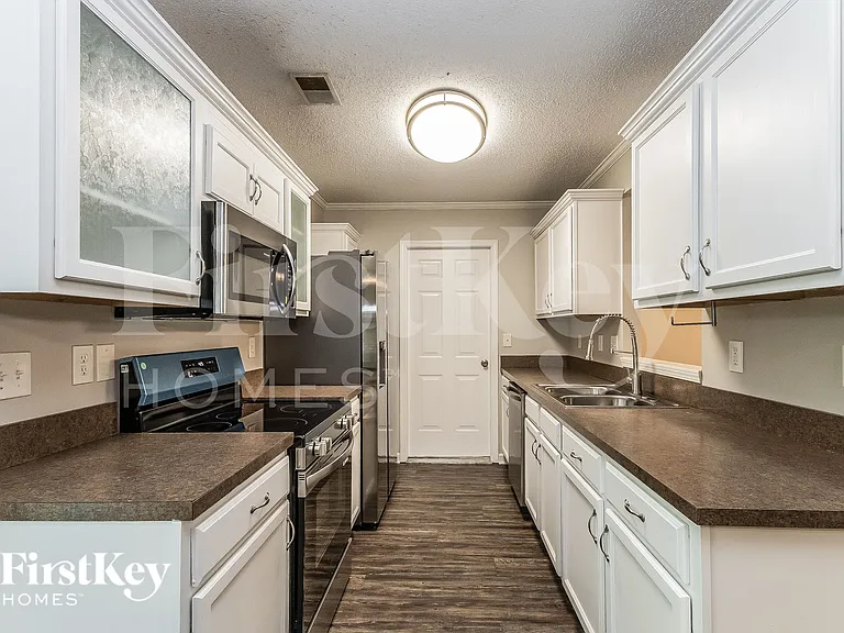423 Aberdeen Cir — Photo 6