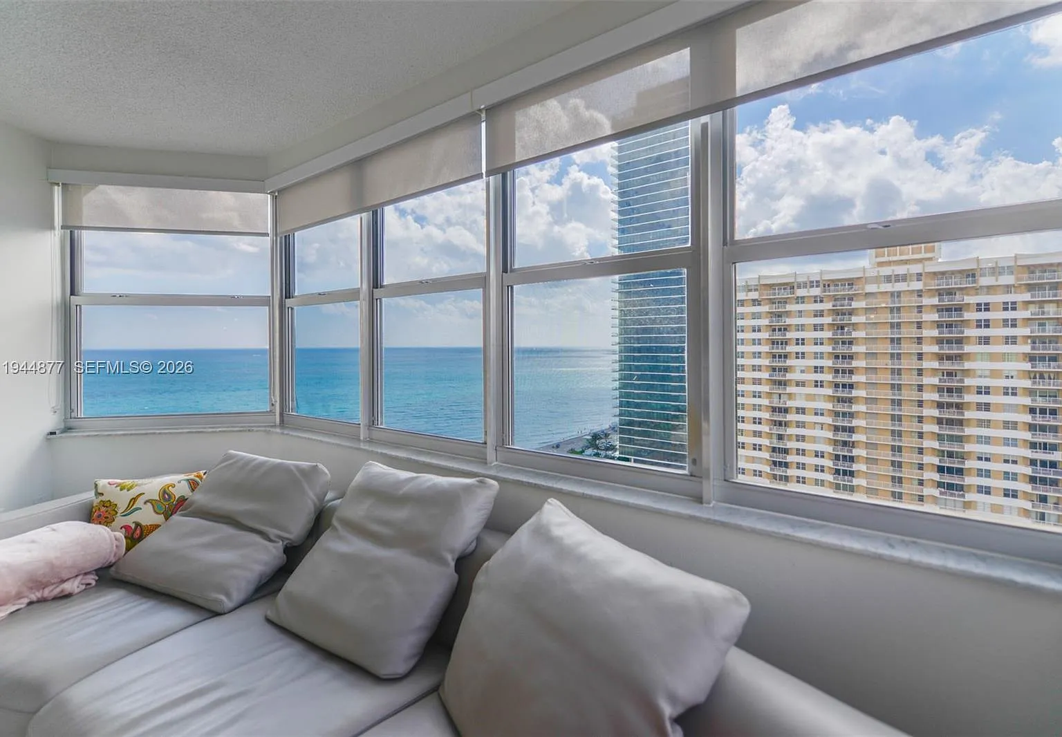 Hemispheres Condo — Photo 1