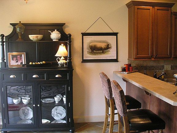 Breakfast nook & bar