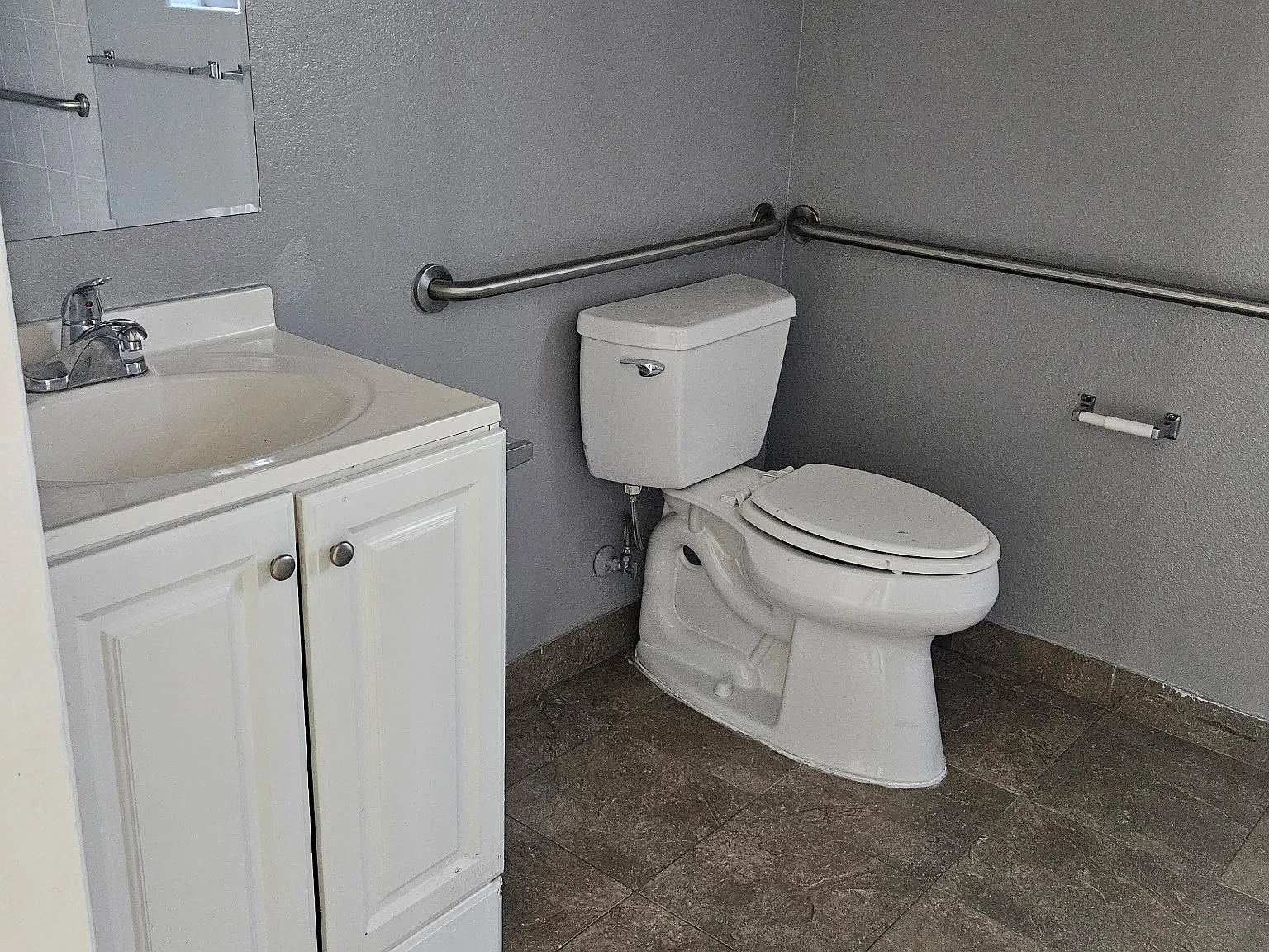 Large first floor apartment in a Quiet Building (Handicap Accessible) — Photo 4