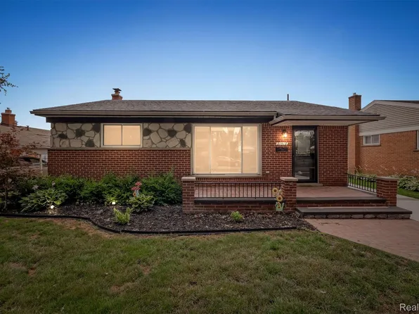 21518 Timberidge St, Saint Clair Shores, MI 48082