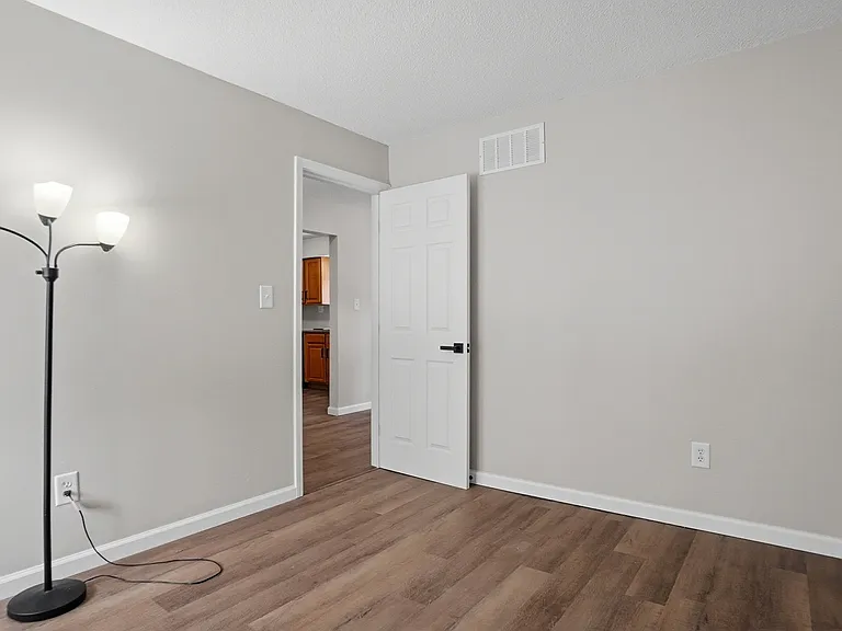 1225 E Lewis St — Photo 12