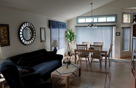  Furniture and décor stays