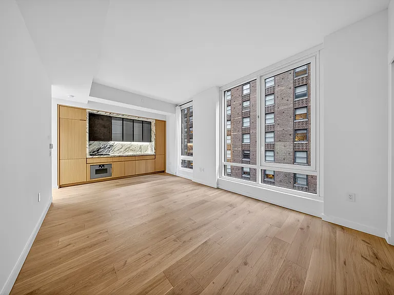 135 E 47th St #8B — Photo 1