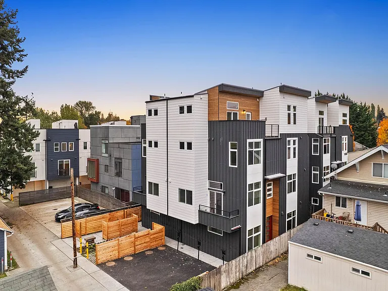 546 S Cloverdale St #D — Photo 2