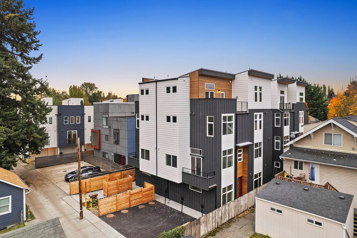 Building Photo - 546 S Cloverdale St #D