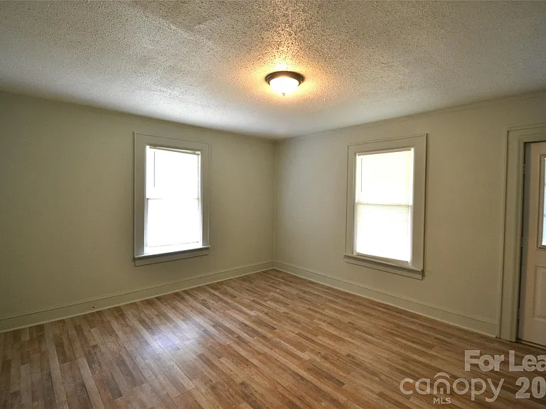 1208 Grace Ave — Photo 5