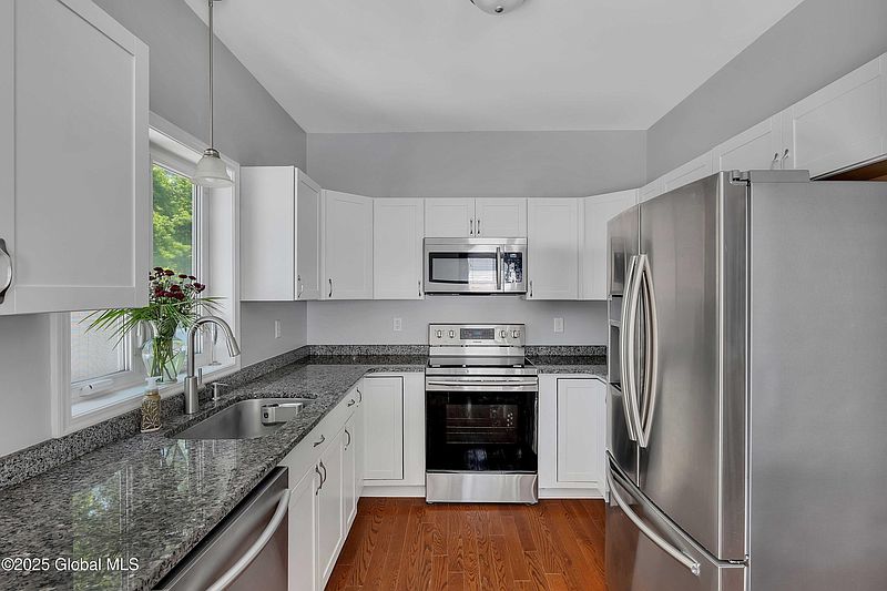 4th image of 9 Sebring Avenue