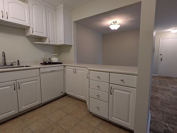 5th image of 596 Somerset Ln APT 7