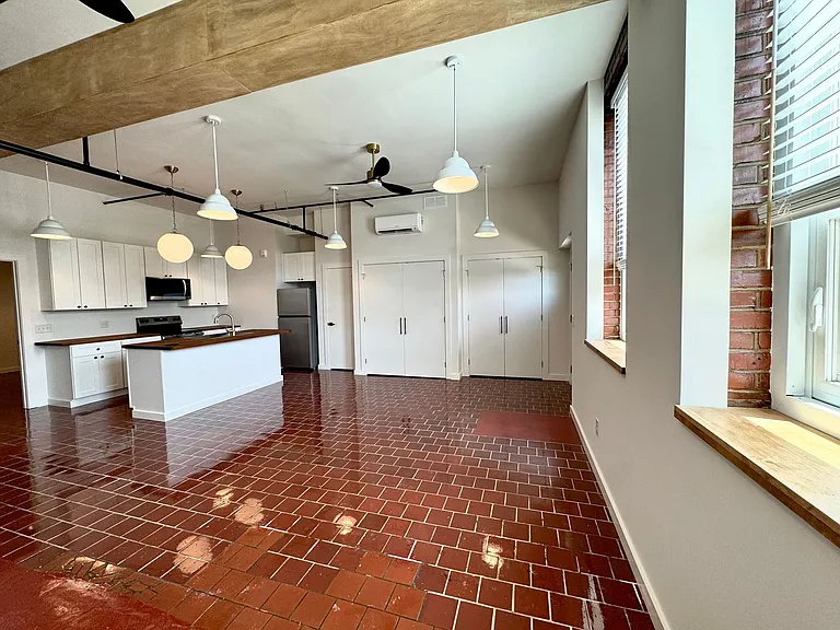 510 S College St — Photo 2
