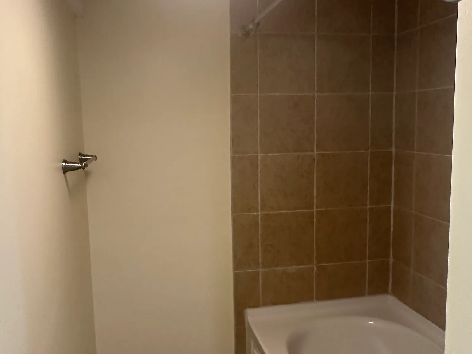 3 bed, 1100 sqft, $2,100 — Photo 4