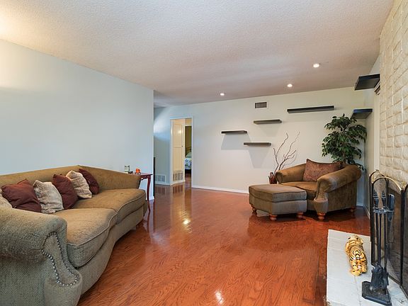 4th image of 8655 Carlton Oaks Dr