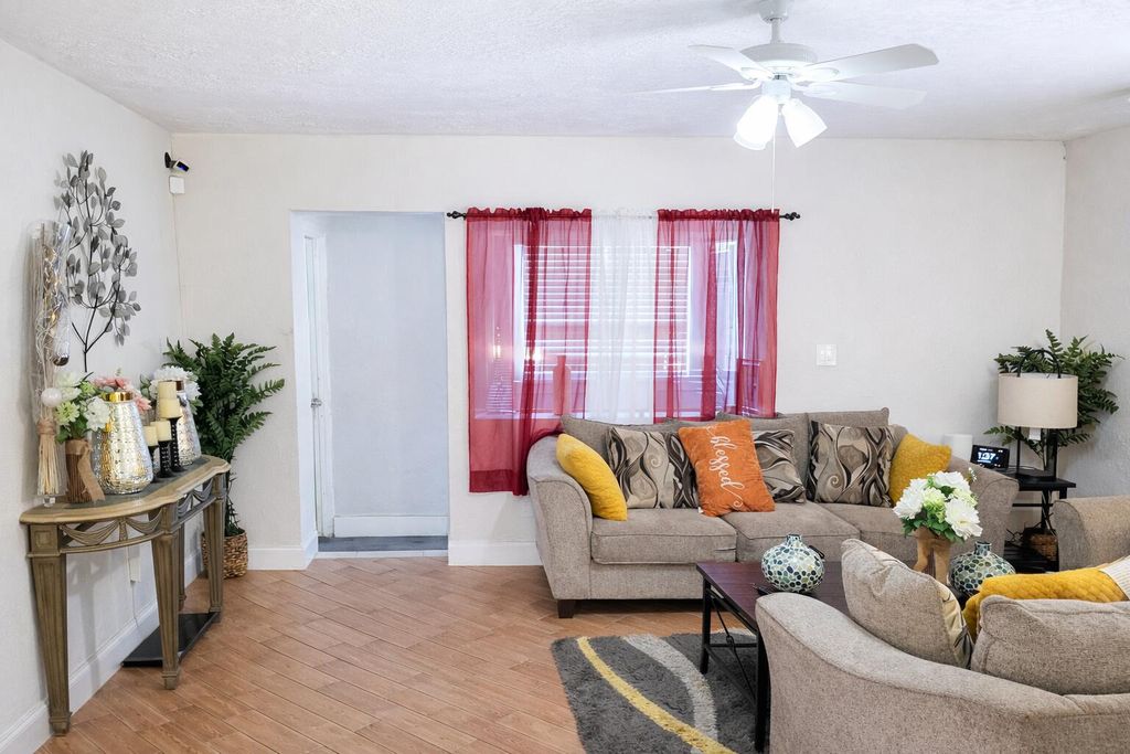 2330 NE 1ST Avenue, photo 4