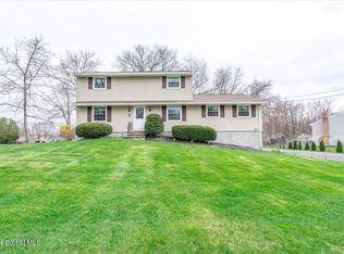 3 Bayberry Dr, Halfmoon, NY 12065