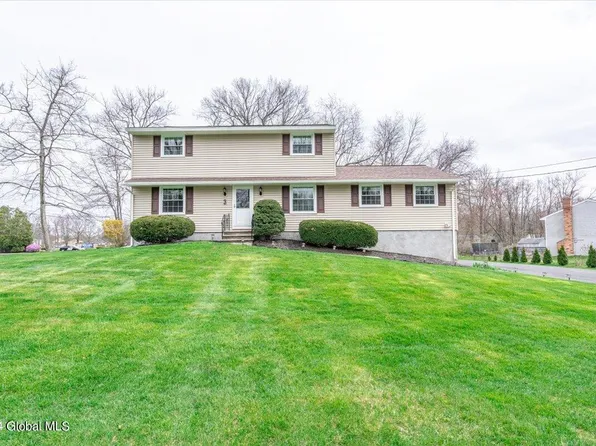 3 Bayberry Drive, Halfmoon, NY 12065