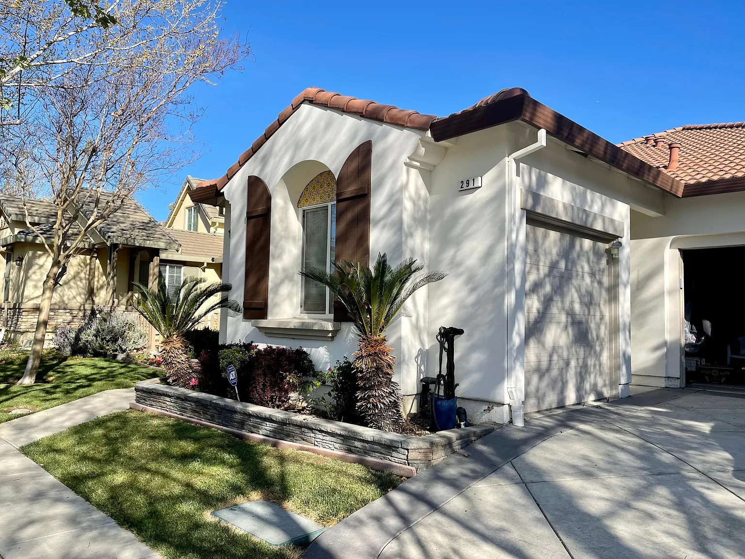 291 E Legacy Dr photo 1