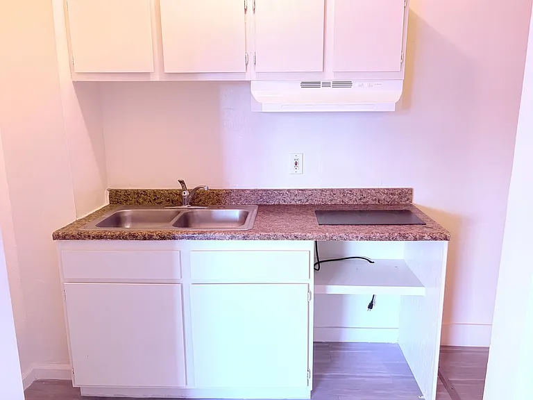 901 S Vermont Ave — Photo 4