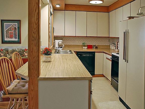 Kitchen with Eatting Area