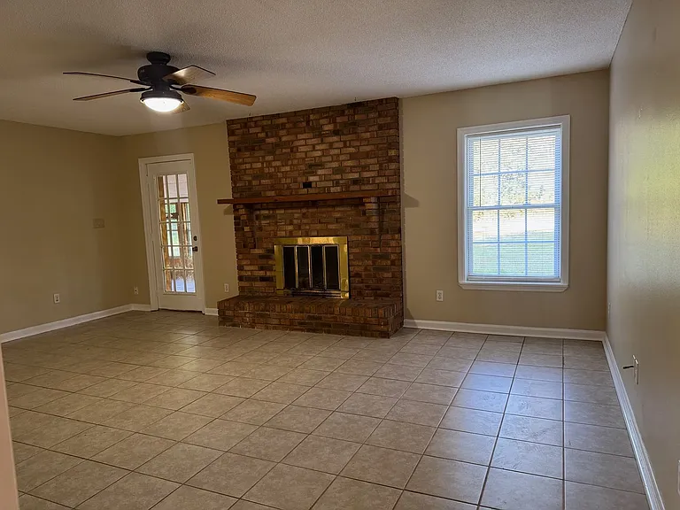 2400 Spring Creek Hwy — Photo 2