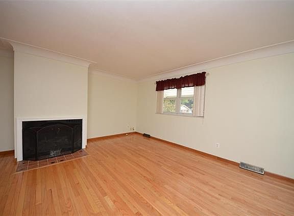 4th image of 25 Stacy Dr