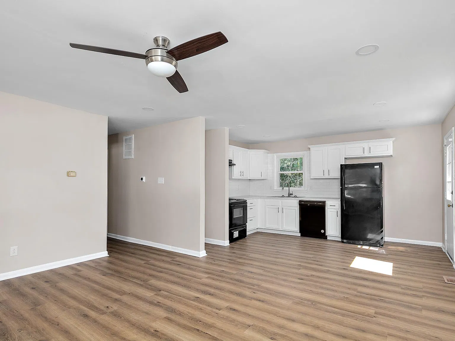 3 bed, 1025 sqft, $1,800 — Photo 3