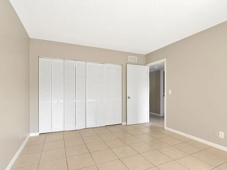 400 Nottingham Cir #D — Photo 12
