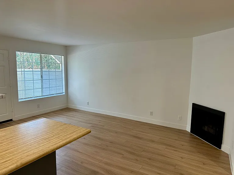 10911 Bloomfield St — Photo 7