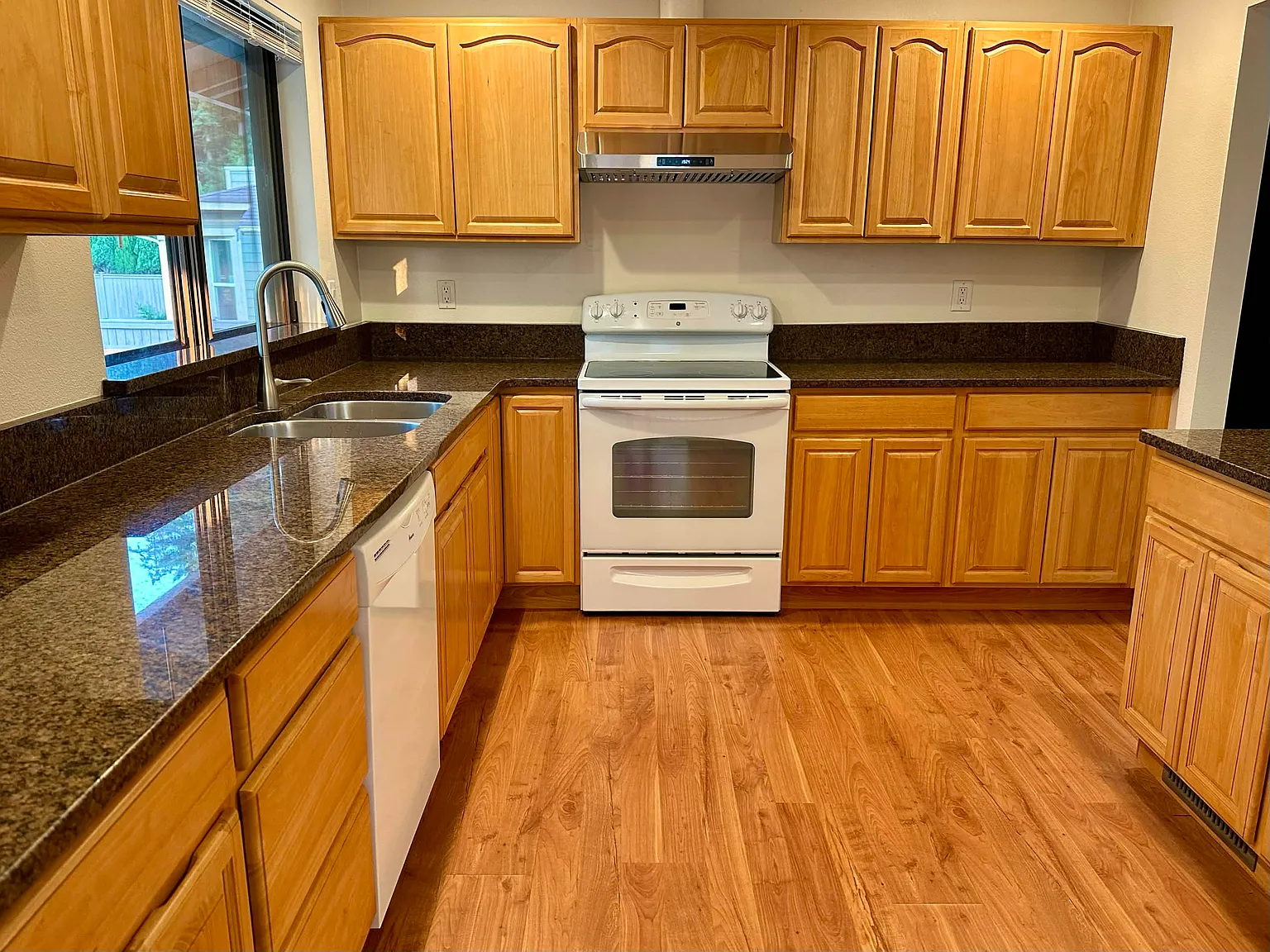 3 bed, 2.5 bath, 2190 sqft, $4,000 — Photo 3