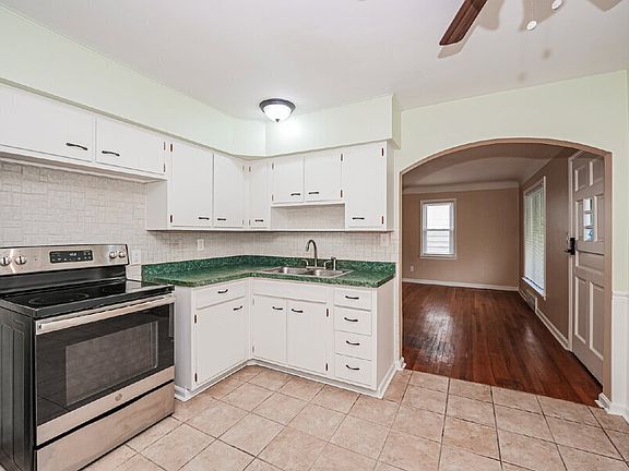 3rd image of 871 E 212th St