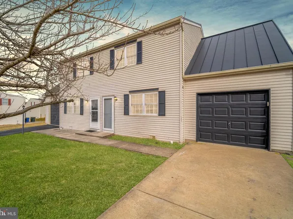 1640 Blue Jay Dr, Dover, PA 17315
