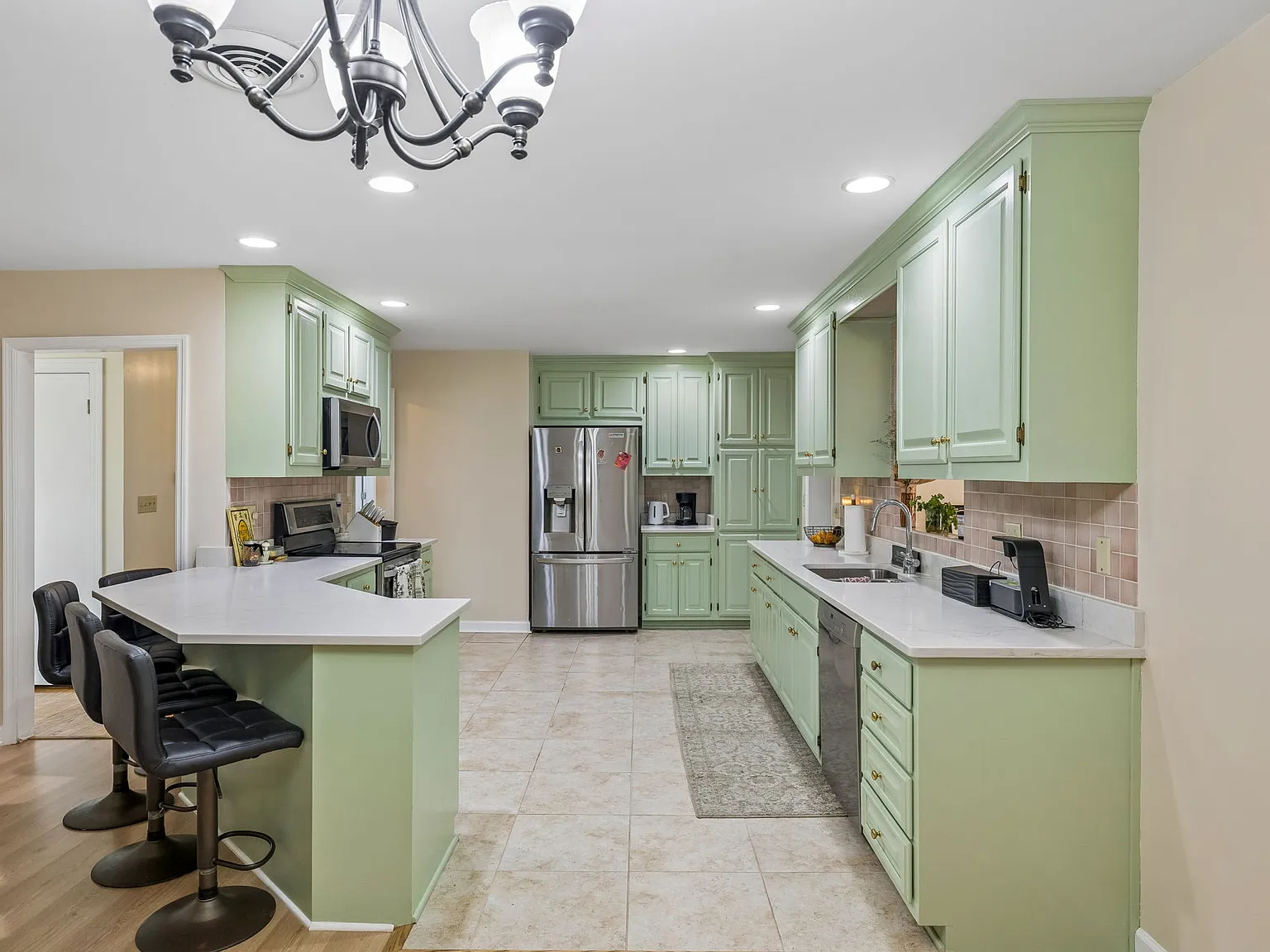 3 bed, 2572 sqft, $3,300 — Photo 4