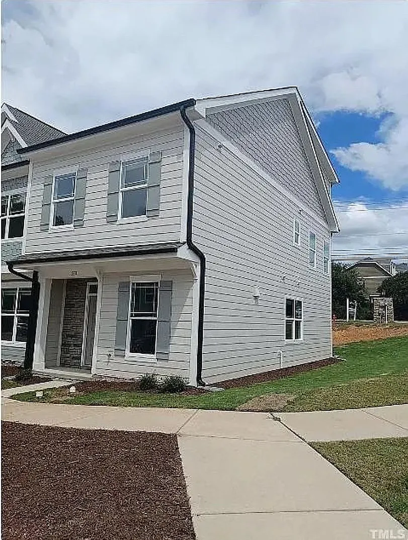 Room in 3 Bedroom Townhome in Apex — Photo 1