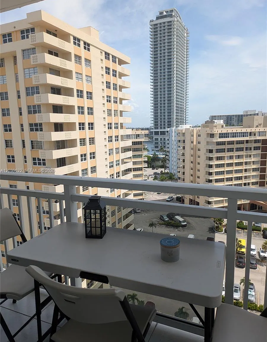 Plaza Towers South Condo — Photo 2