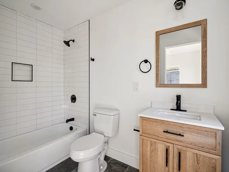 2400 W Montgomery Ave — Photo 10