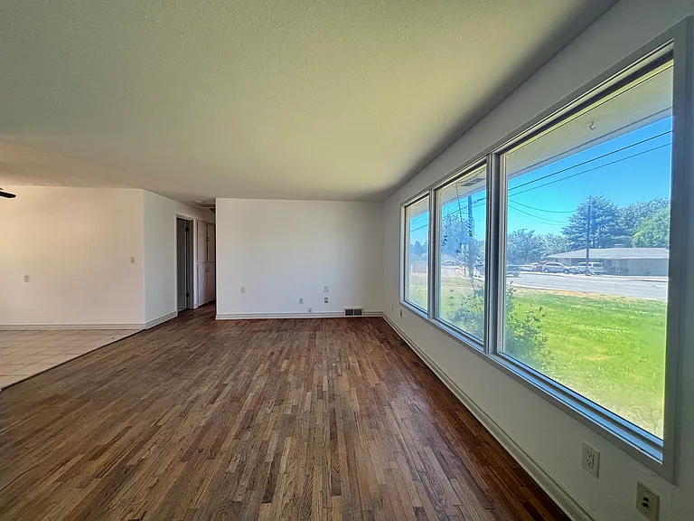 607 S 72nd Ave — Photo 17