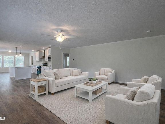 4th image of 290 Race Track Rd