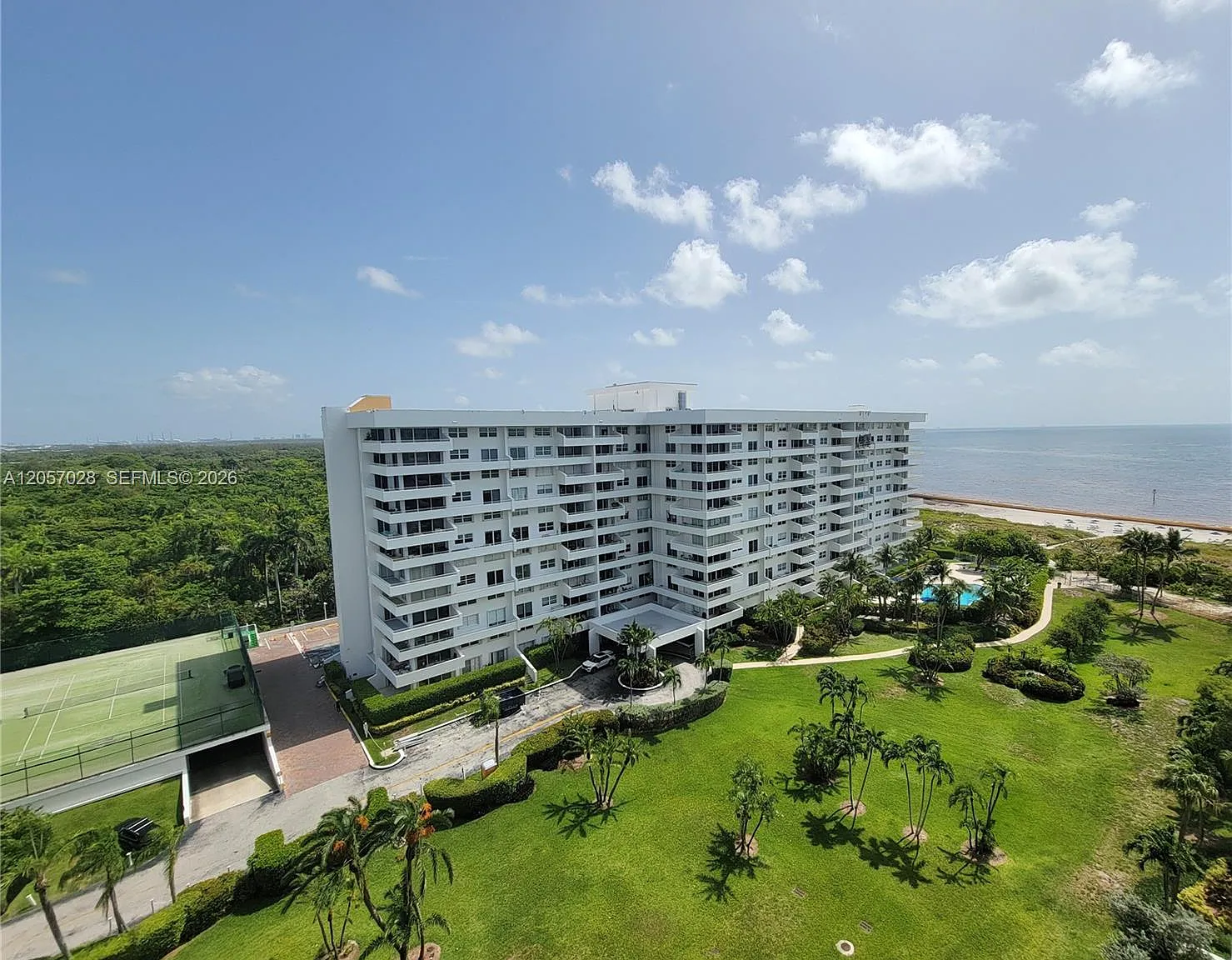 Commodore Club South Condo — Photo 3