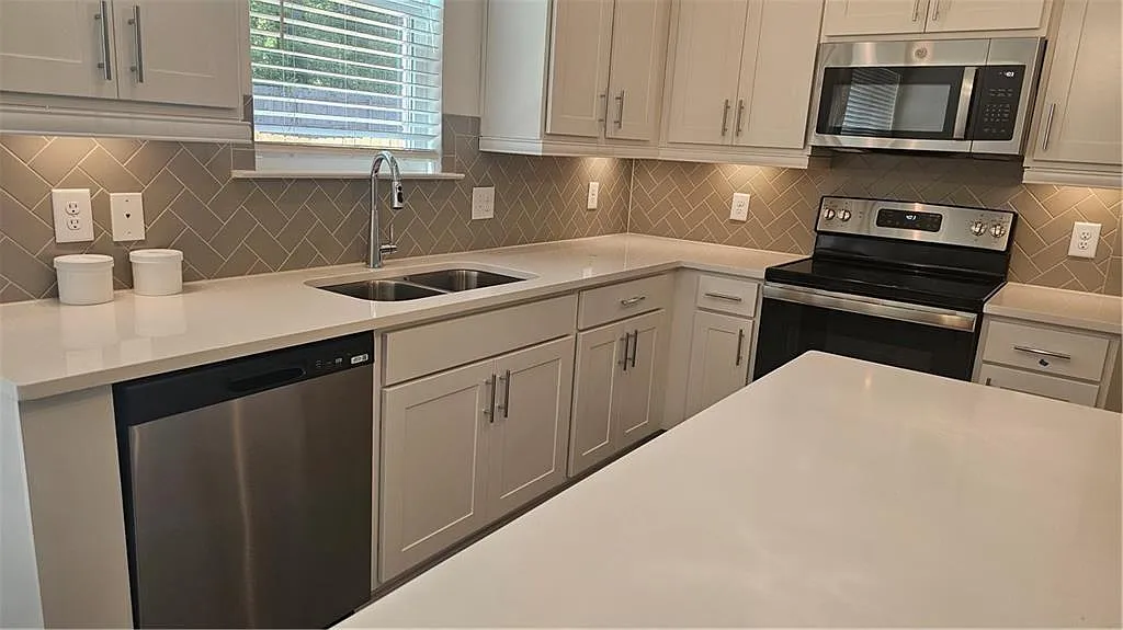 3 bed, 2.5 bath, 1745 sqft, $2,100 — Photo 4