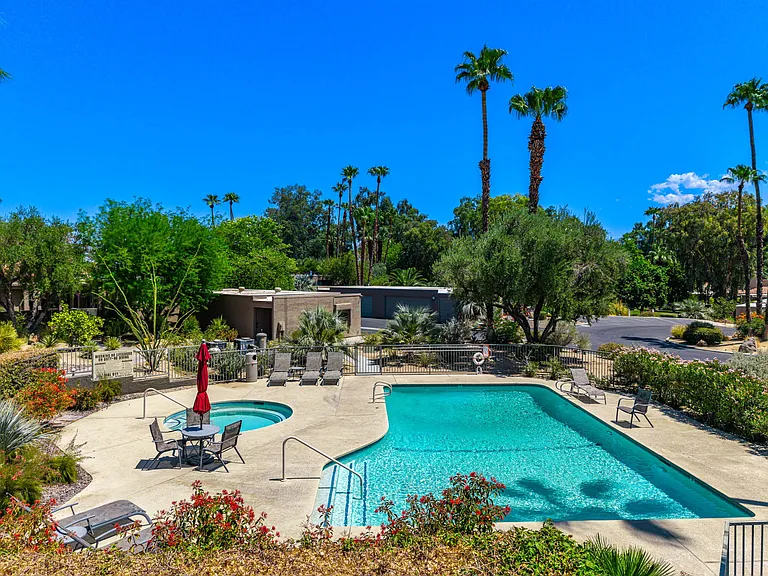 521 Desert West Dr — Photo 36