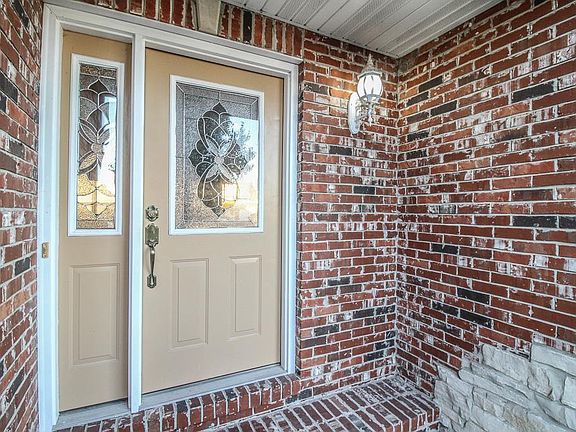 3rd image of 174 Emerald Way E